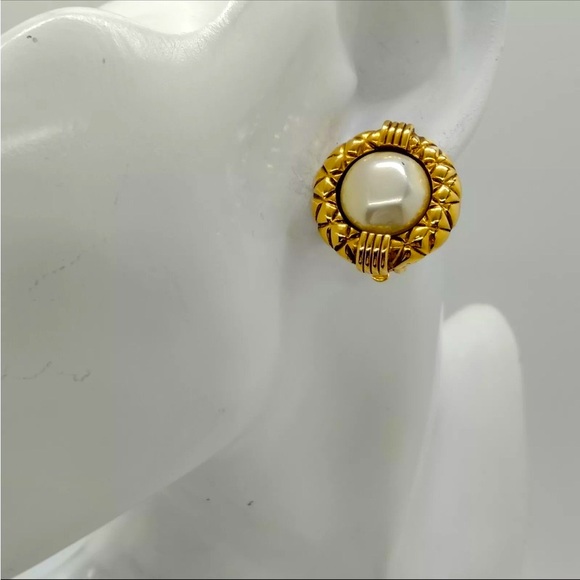 Authentic 🌸CHANEL 🌸Gold plated with Pearl clip on Earrings - Picture 1 of 9